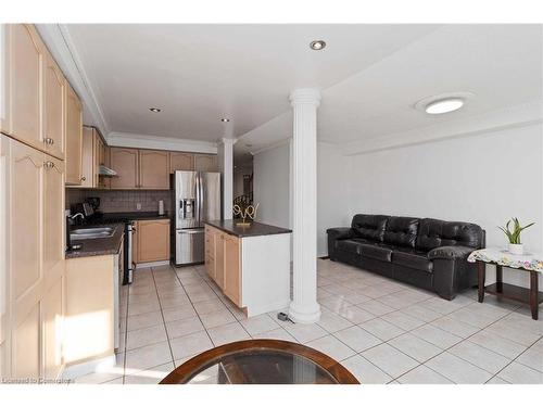 7174 Frontier Ridge, Mississauga, ON - Indoor Photo Showing Kitchen