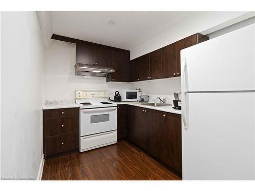 7174 Frontier Ridge, Mississauga, ON - Indoor Photo Showing Kitchen