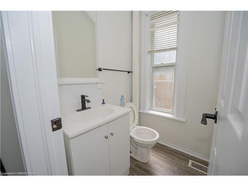 710 Adelaide Street N, London, ON - Indoor Photo Showing Bathroom