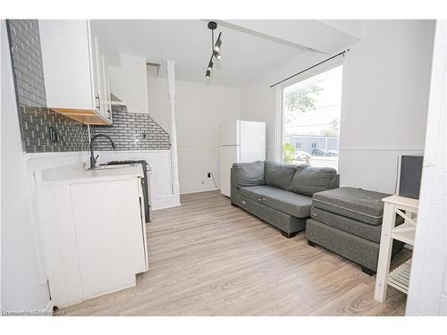 710 Adelaide Street N, London, ON - Indoor Photo Showing Living Room