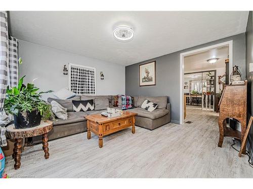 715 Tamarac Street, Dunnville, ON - Indoor Photo Showing Living Room