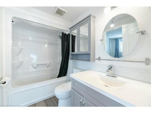 587 Langlaw Drive, Cambridge, ON - Indoor Photo Showing Bathroom