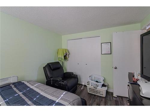 82 Four Seasons Drive, Brantford, ON - Indoor Photo Showing Bedroom