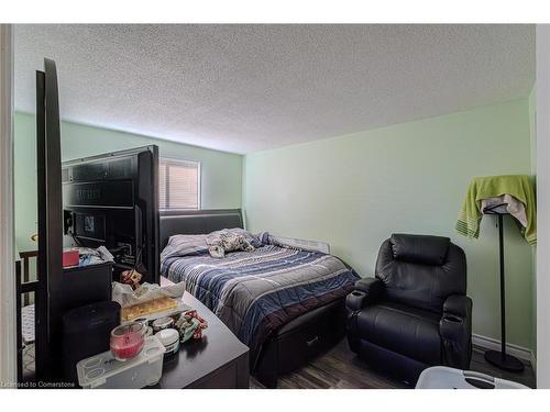 82 Four Seasons Drive, Brantford, ON - Indoor Photo Showing Bedroom