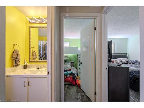 82 Four Seasons Drive, Brantford, ON - Indoor Photo Showing Bathroom