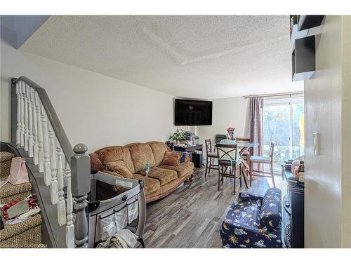 82 Four Seasons Drive, Brantford, ON - Indoor Photo Showing Living Room