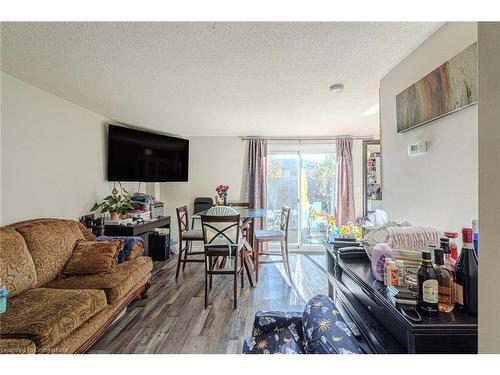 82 Four Seasons Drive, Brantford, ON - Indoor Photo Showing Living Room