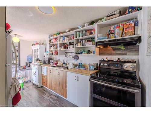 82 Four Seasons Drive, Brantford, ON - Indoor Photo Showing Kitchen