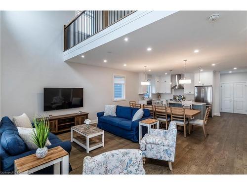 12 Navigator Rd Road, Penetanguishene, ON - Indoor Photo Showing Living Room