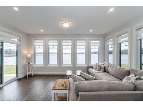 12 Navigator Rd Road, Penetanguishene, ON - Indoor Photo Showing Living Room