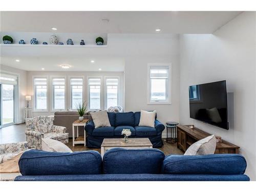 12 Navigator Rd Road, Penetanguishene, ON - Indoor Photo Showing Living Room