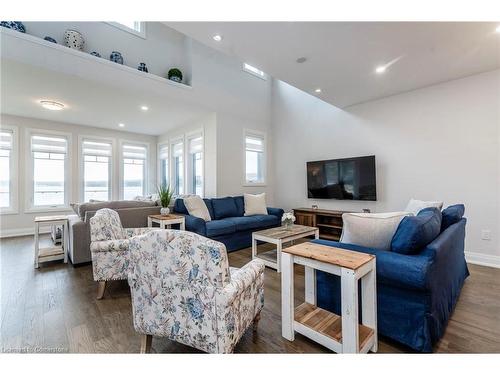 12 Navigator Rd Road, Penetanguishene, ON - Indoor Photo Showing Living Room