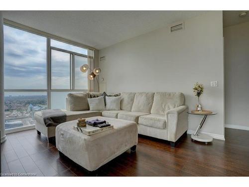 1908-225 Webb Drive, Mississauga, ON - Indoor Photo Showing Living Room