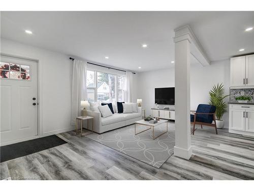 631 Queensdale Avenue E, Hamilton, ON - Indoor Photo Showing Living Room