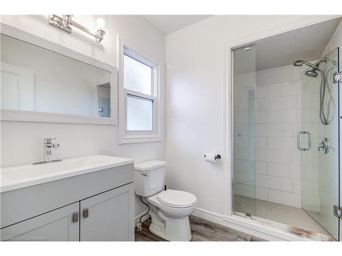 631 Queensdale Avenue E, Hamilton, ON - Indoor Photo Showing Bathroom