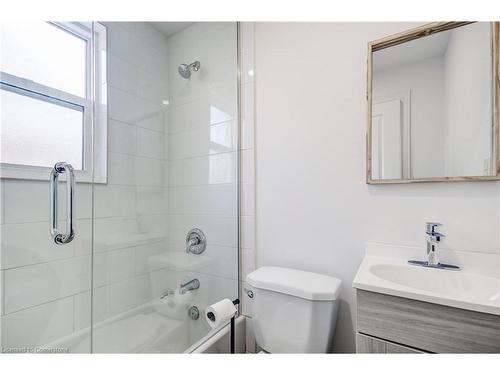 631 Queensdale Avenue E, Hamilton, ON - Indoor Photo Showing Bathroom