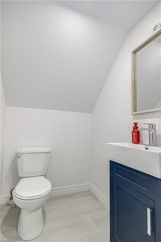 631 Queensdale Avenue E, Hamilton, ON - Indoor Photo Showing Bathroom