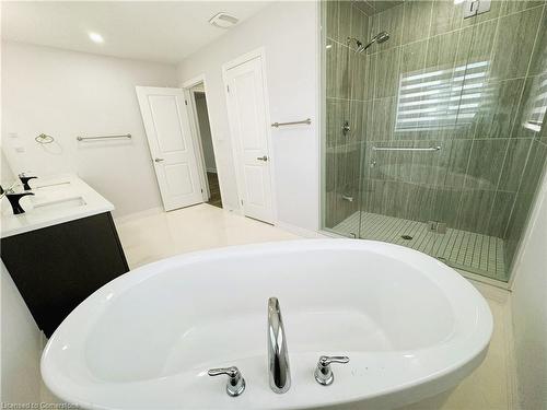 40 Sparkle Drive, Thorold, ON - Indoor Photo Showing Bathroom