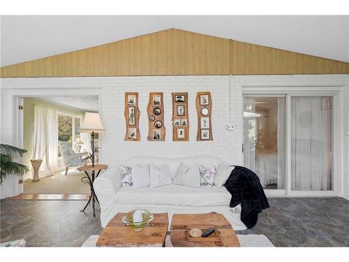 283 Rainbow Ridge, Kawartha Lakes, ON - Indoor Photo Showing Living Room