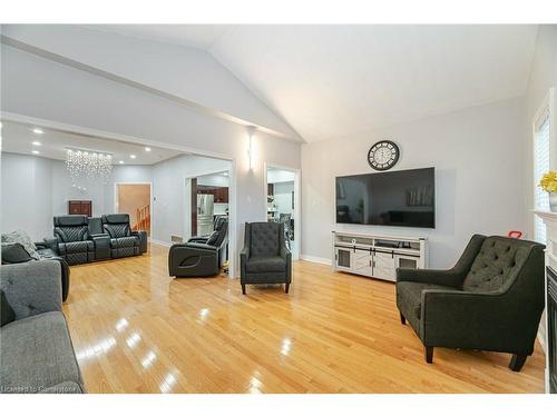 7565 Doverwood Drive, Mississauga, ON - Indoor Photo Showing Living Room