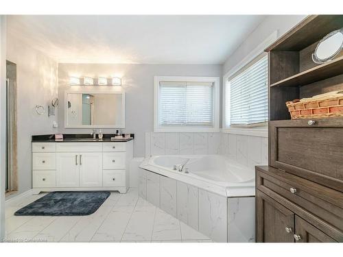 7565 Doverwood Drive, Mississauga, ON - Indoor Photo Showing Bathroom