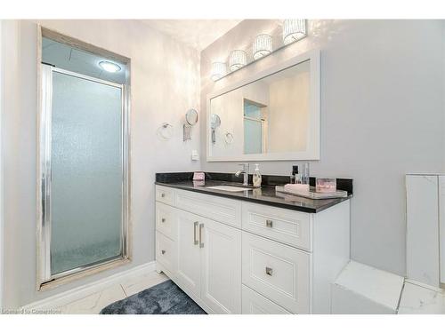 7565 Doverwood Drive, Mississauga, ON - Indoor Photo Showing Bathroom