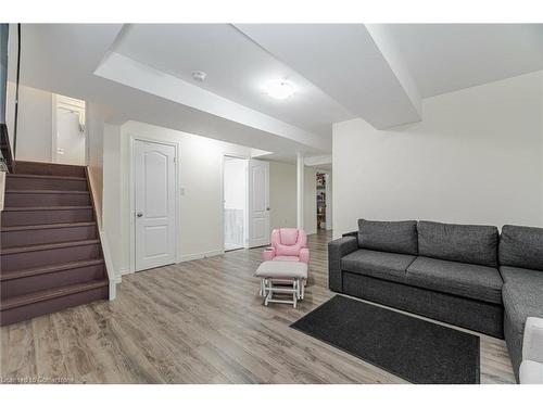 7565 Doverwood Drive, Mississauga, ON - Indoor Photo Showing Living Room