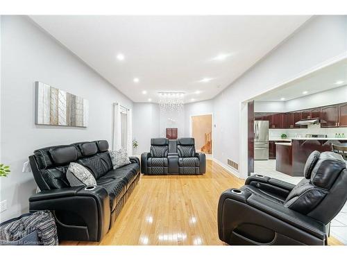 7565 Doverwood Drive, Mississauga, ON - Indoor Photo Showing Living Room