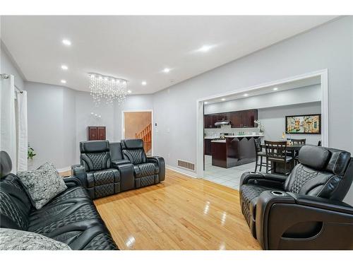 7565 Doverwood Drive, Mississauga, ON - Indoor Photo Showing Living Room