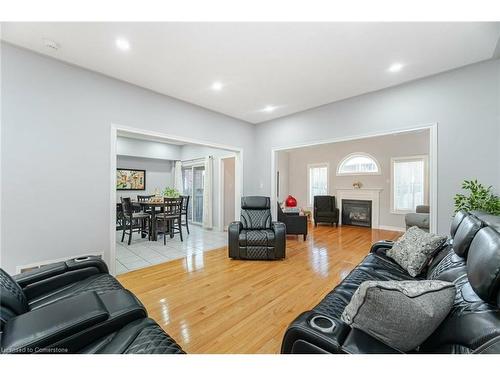 7565 Doverwood Drive, Mississauga, ON - Indoor Photo Showing Living Room