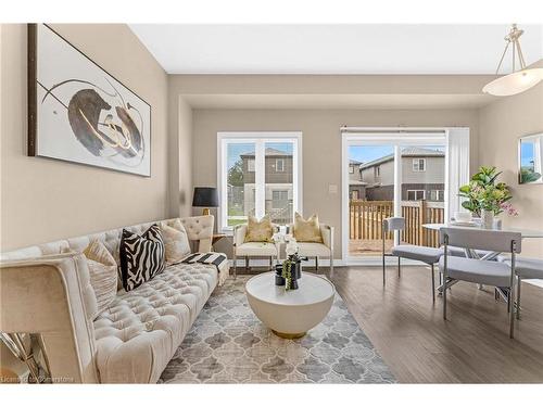 226 Louise St Street, Welland, ON - Indoor Photo Showing Living Room