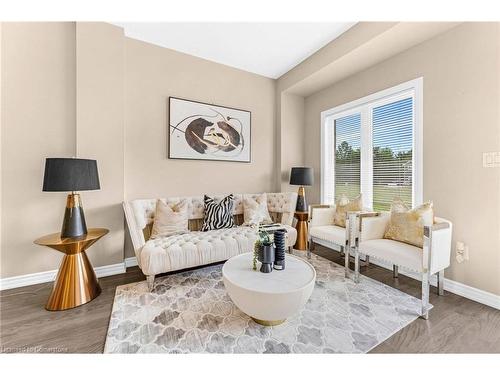 226 Louise St Street, Welland, ON - Indoor Photo Showing Living Room