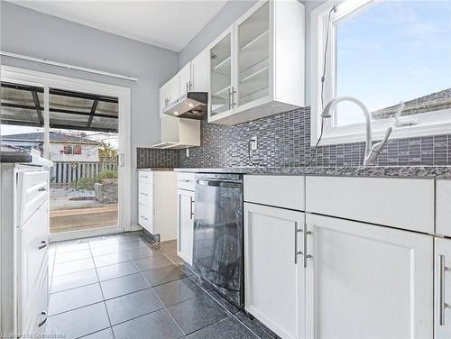 32 Donker Drive, St. Thomas, ON - Indoor Photo Showing Kitchen With Upgraded Kitchen