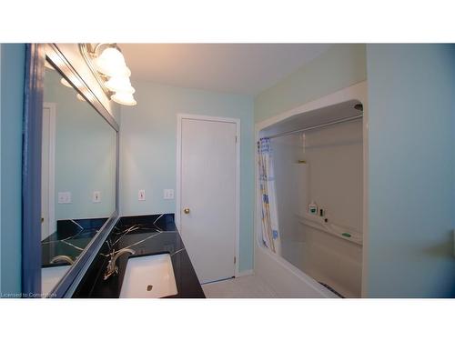 136 Hay Crescent, Cambridge, ON - Indoor Photo Showing Bathroom