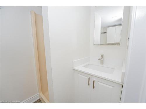 3907 Governors Road, Lynden, ON - Indoor Photo Showing Bathroom