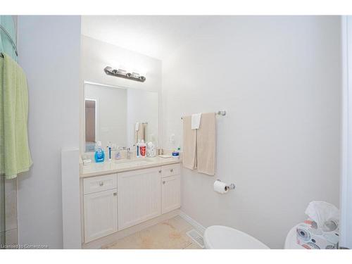 15 Eliza Avenue, Kitchener, ON - Indoor Photo Showing Bathroom