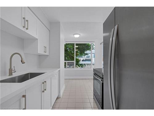 208-330 Rathburn Road W, Mississauga, ON - Indoor Photo Showing Kitchen With Upgraded Kitchen