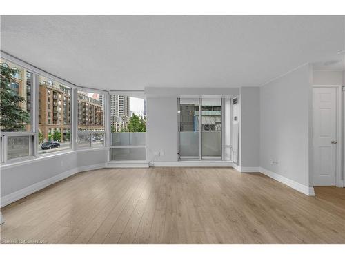 208-330 Rathburn Road W, Mississauga, ON - Indoor Photo Showing Living Room