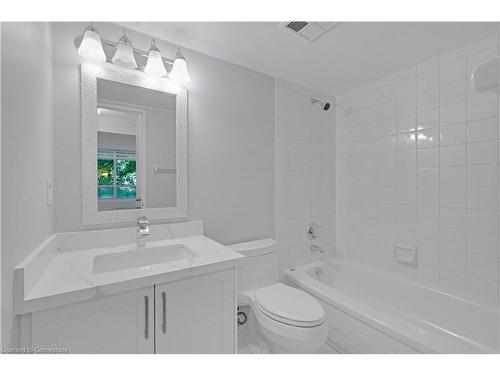 208-330 Rathburn Road W, Mississauga, ON - Indoor Photo Showing Bathroom