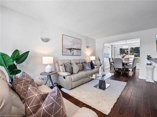 3 Borodino Court, Hamilton, ON - Indoor Photo Showing Living Room