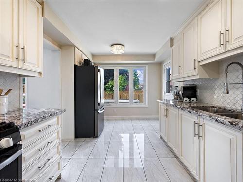 3 Borodino Court, Hamilton, ON - Indoor Photo Showing Kitchen With Double Sink With Upgraded Kitchen