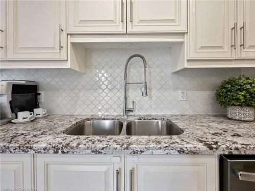 3 Borodino Court, Hamilton, ON - Indoor Photo Showing Kitchen With Double Sink With Upgraded Kitchen