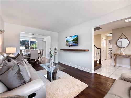 3 Borodino Court, Hamilton, ON - Indoor Photo Showing Living Room