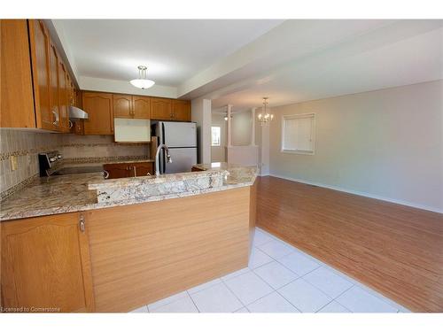 9 Queensland Crescent, Caledon, ON - Indoor Photo Showing Kitchen