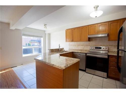 9 Queensland Crescent, Caledon, ON - Indoor Photo Showing Kitchen