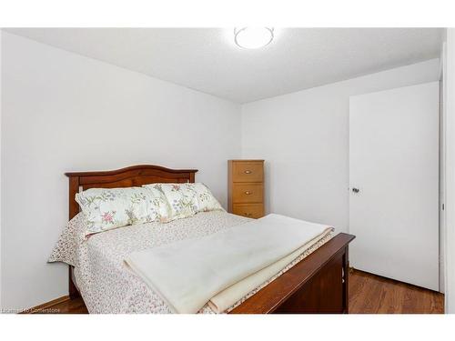 3672 Ellengale Drive, Peel, ON - Indoor Photo Showing Bedroom