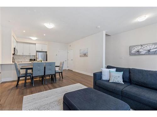 507-657 Cricklewood Drive, Mississauga, ON - Indoor Photo Showing Living Room