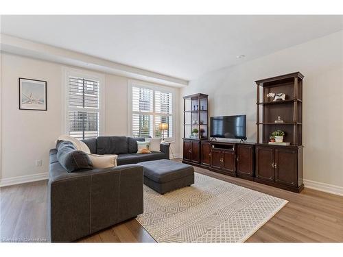 507-657 Cricklewood Drive, Mississauga, ON - Indoor Photo Showing Living Room