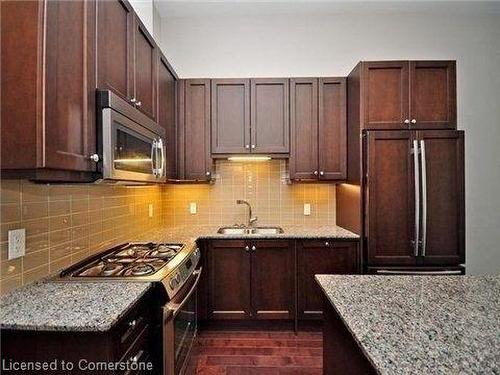 102-11 Bronte Road, Oakville, ON - Indoor Photo Showing Kitchen With Double Sink With Upgraded Kitchen