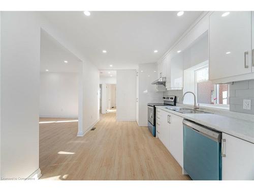 31 Garside Avenue S, Hamilton, ON - Indoor Photo Showing Kitchen With Double Sink With Upgraded Kitchen